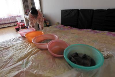 太湖楼上漏水，住户失联，小区没物管，业主维权难！律师来支招……